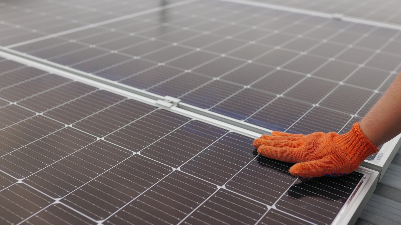 cleaning-solar-panel-with-soft-glove