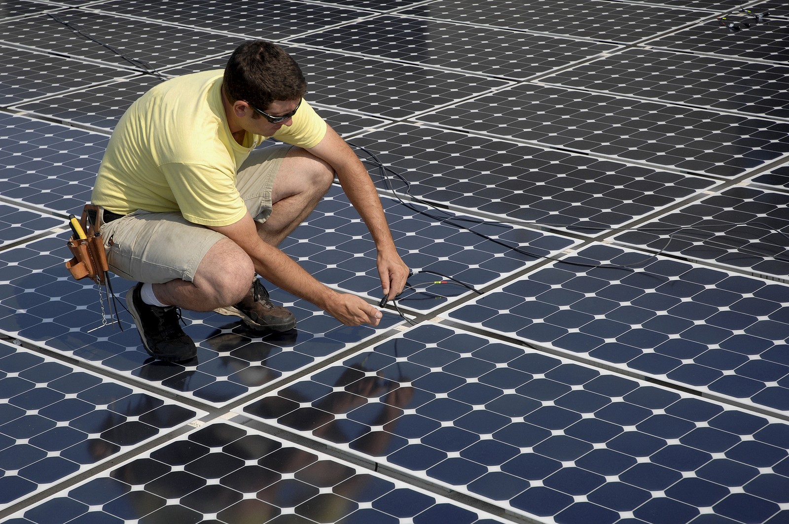 maintaining-commercial-solar-panels
