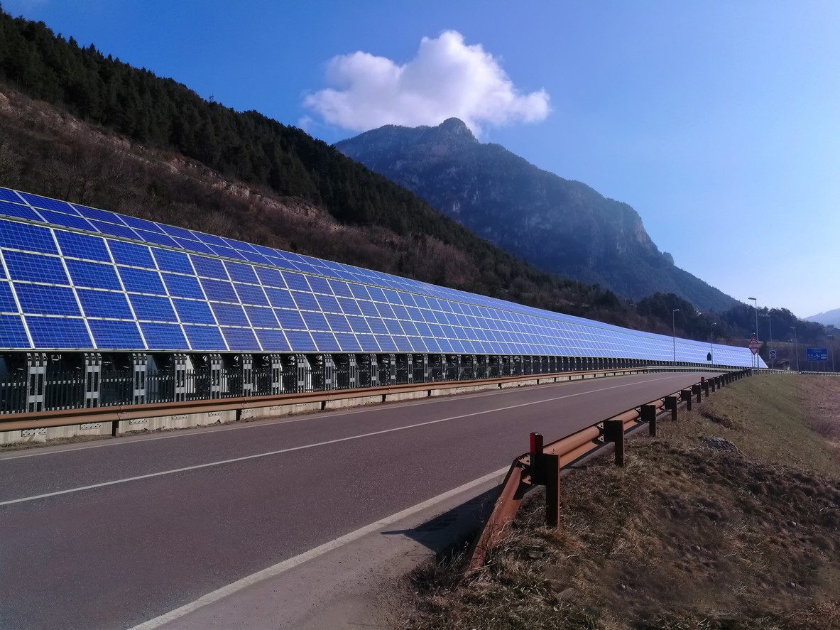 solar-panels-used-as-sound-barriers